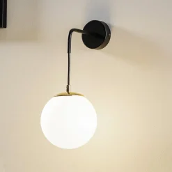 Væglampe Ognis K1 med kugleformet skærm, sort/guld^EMIBIG LIGHTING