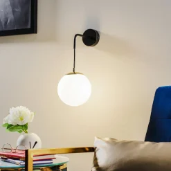 Væglampe Ognis K1 med kugleformet skærm, sort/guld^EMIBIG LIGHTING