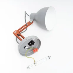 Lamkur Væglampe Skansen, træarm justerbar, grå