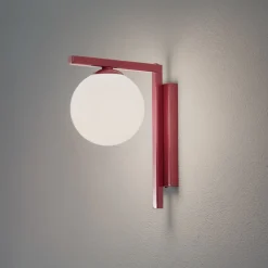 ALDEX Zac væglampe, opal/vinrød, 1 lyskilde